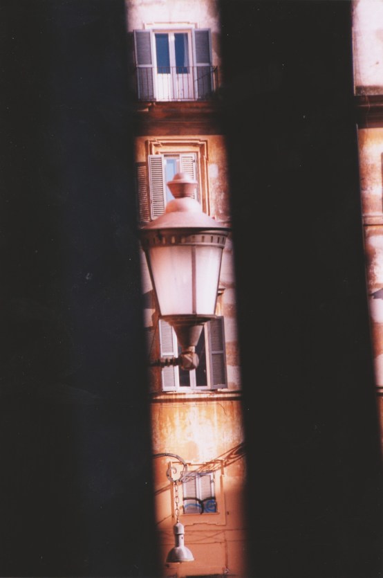 lampione Foto di Valentina Perniciaro _Uno scorcio dedicato a te, che ancora borbotti camminando sui sampietrini, con il tuo passo zoppo e l'ironia del tuo sguardo. Uno scorcio della tua piazza, che è cambiata in tutto tranne che nel tuo vocione che cantava e in quella risata, de core, romana. Un pensiero a te, Rena'