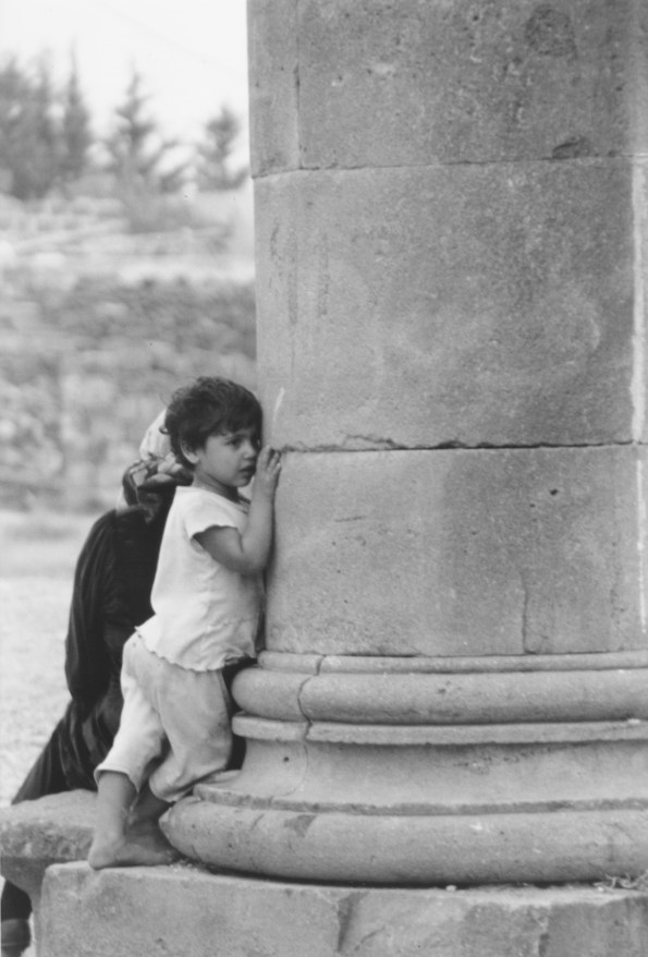 Bosra, Siria. Una bimba e la sua colonna