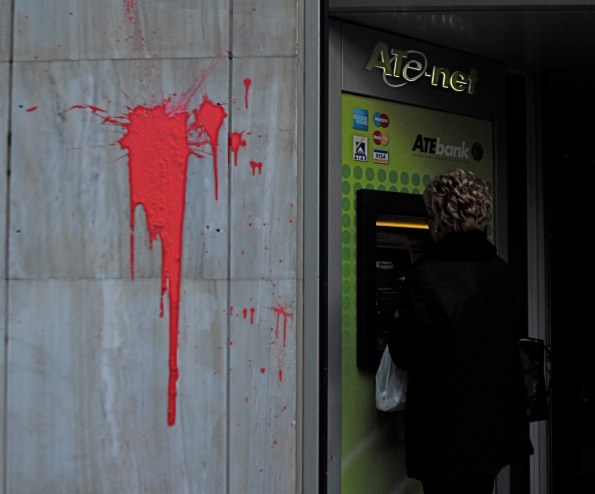 _aac0050 Foto di Valentina Perniciaro_ Sabato mattina, a pochi passi da Propylea, alcuni bancomat e vetrine iniziano a funzionare. Molti centri commerciali e banche invece sono completamente distrutti. Alcuni palazzi sono bruciati completamente.