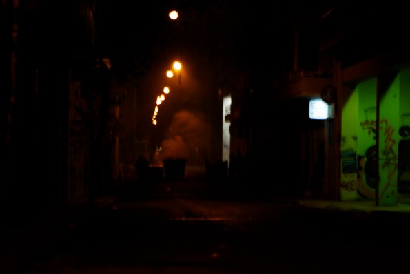 _aac0087 Foto di Valentina Perniciaro _Sabato 20 dicembre 2008, i "rivoltosi di Atene" si danno appuntamento ad Exarchia, nel punto dove è stato assassinato Alexis. Il quartiere è completamente circondato dai M.A.T, che hanno un modo di muoverrsi veramente mai visto prima. Si muovono a piccoli gruppi, di massimo 20, in fila indiana.Sabato sera sono posizionati nei vicoli tutt'intorno al quartiere e al Politecnico. .