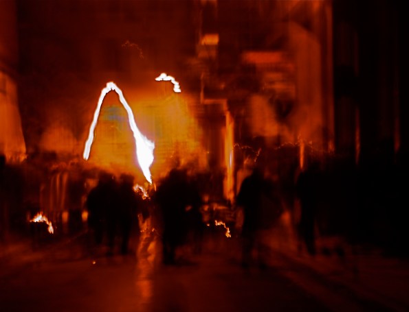 _aac0090 Foto di Valentina Perniciaro _La piazza in più punti li attacca con molte molotov e sassi. La risposta è un uso inimmaginabile di diversi tipi di lacrimogeni e granate.