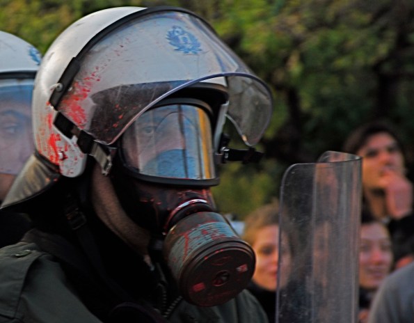 _aac0111 Foto di Valentina Perniciaro _Atene, M.A.T., reparti speciali antisommossa in difesa di un provocatorio e ridicolo albero di natale a Syntagma.