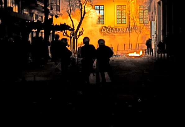 _aac0121 Foto di Valentina Perniciaro _Sabato 20 dicembre 2008 L'attacco "chimico" al Politecnico di Atene prosegue pesante fino a quasi le 4 di mattina_