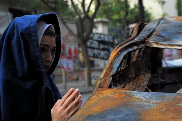 Foto di Valentina Perniciaro _madonne e macchine in fiamme