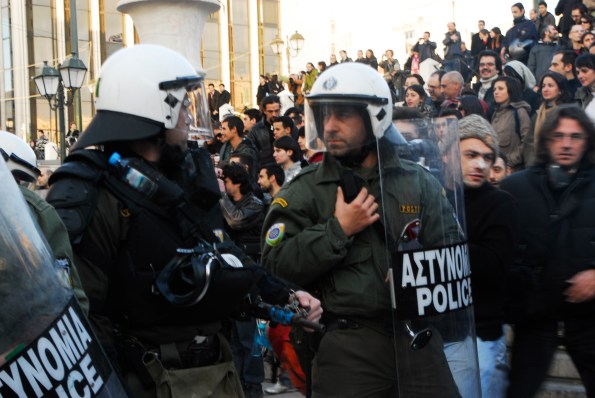 Foto di Valentina Perniciaro _ i M.A.T. schierati ad Atene, dicembre 2008_
