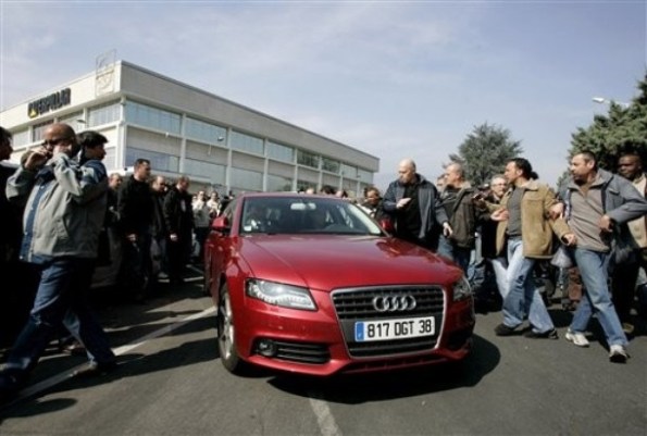 La macchina di Nicolas Polutnik, circondata dai lavoratori  (AP Photo/Laurent Cipriani)