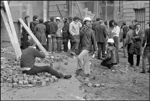 barbey_sampietrino68 Foto di Bruno Barbey _Sotto il selciato la spiaggia_
