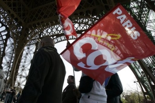 FRANCE EIFFEL TOWER STRIKE (AP Photo/Francois Mori)
