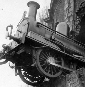 treno_sfonda_sospeso