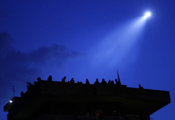 8marzo_tettoelicottero Le luci dell'alba e quelle delle perquisizioni in corso, sul tetto dell'8marzo occupata