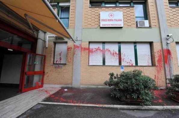 In foto la sede della Croce di Rossa di Roma, attaccata da lanciatori di palloncini ed escrementi questa mattina. La Croce Rossa è complice nella gestione dei Centri di identificazione ed Espulsione