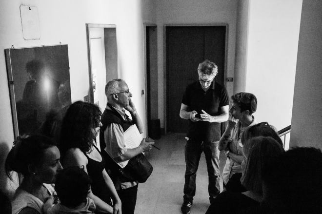 L'ufficiale giudiziario sul pianerottolo (foto di @trecarte)